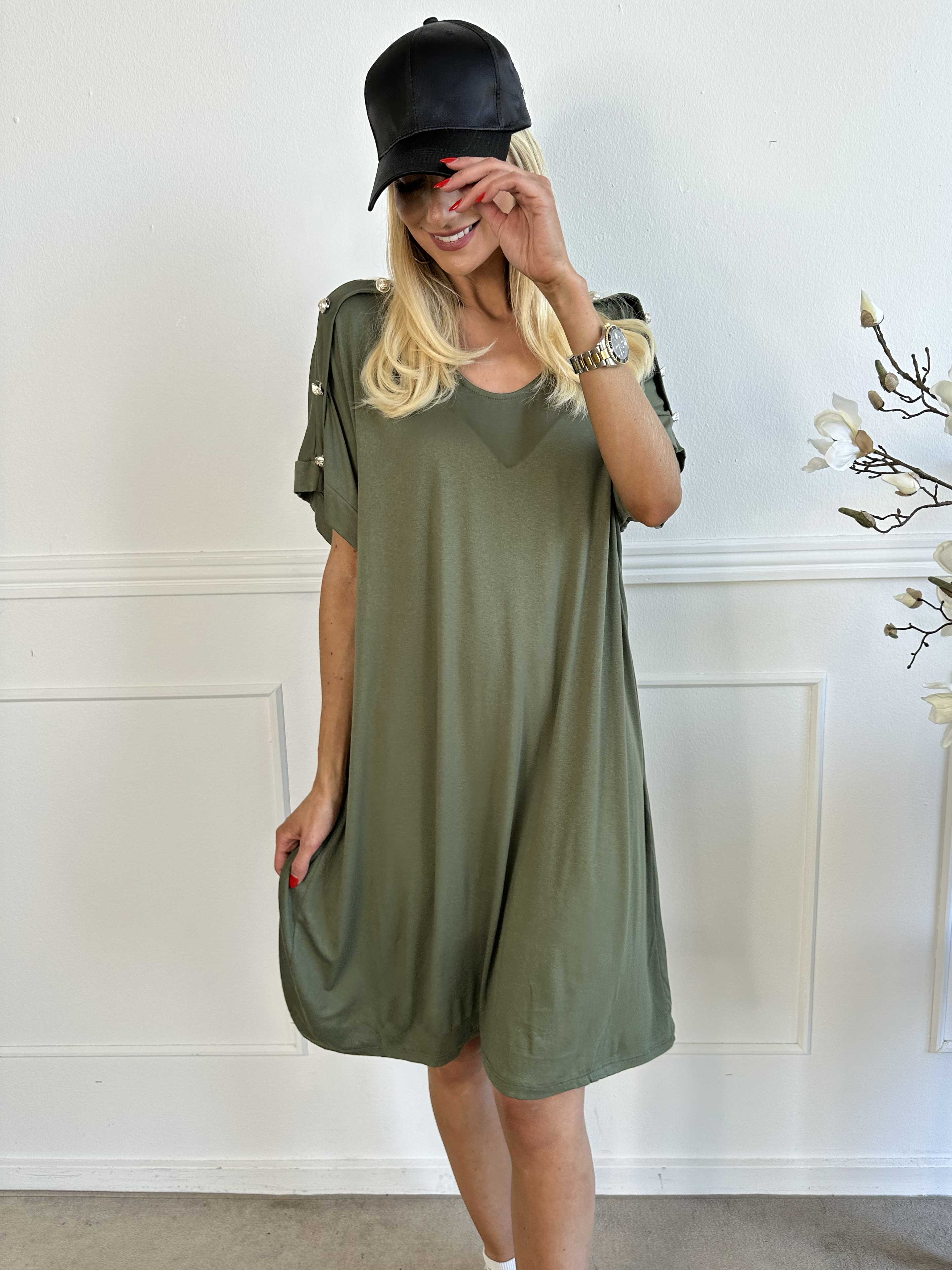 Alli - Söt t-shirtklänning med knappdetalj på axeln